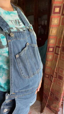 Overalls look so good when you’re pregnant