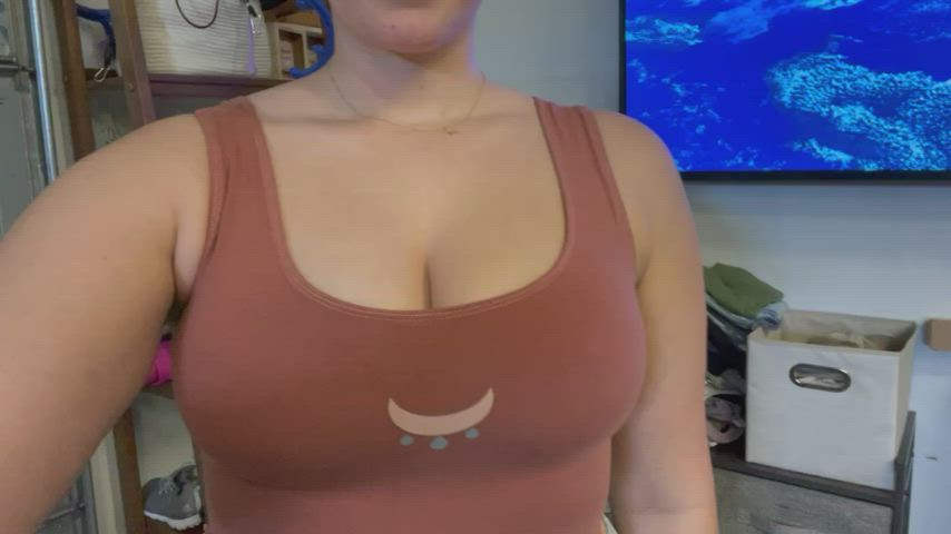 Bouncing Tits Cleavage MILF