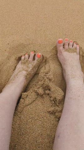 Just waiting for the ocean to wash off these sandy toes. (size 10)