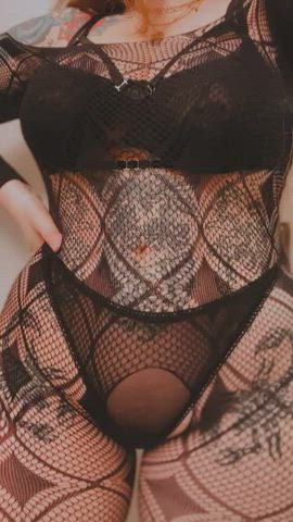 Loving how thick my hips look in these fishnets 😘