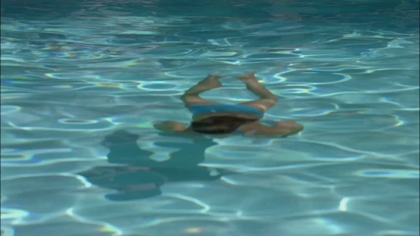 Jennifer Garner Alias S02E14 Iconic blue bikini pool scene