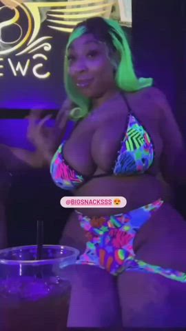 Strippers with titties and ass &gt;