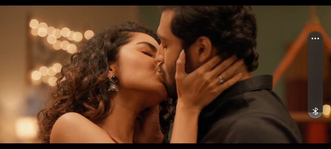 indian kissing saree