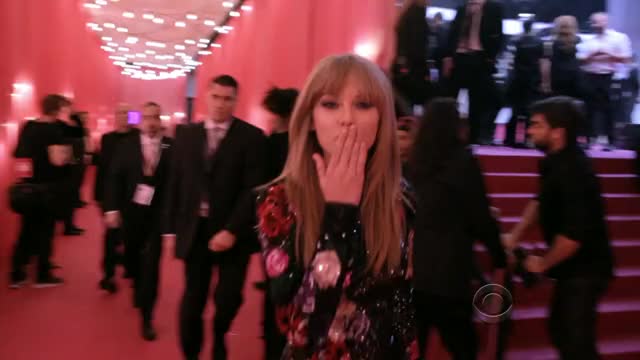 Taylor Swift - Kiss / Bye (2)