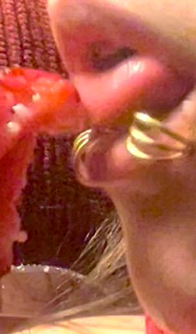 i so wish this ripe strawberry was your tasty pussy 👅🍓🥵