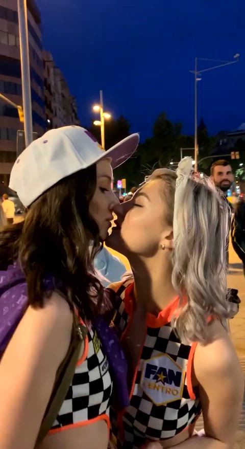 girls kissing lesbian