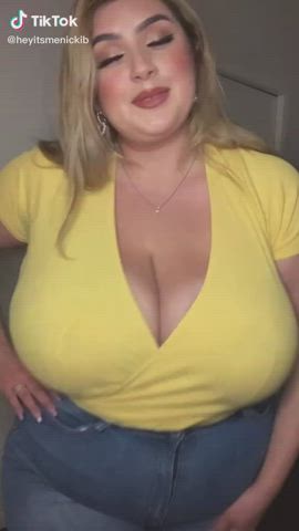Busty Cleavage Jiggling