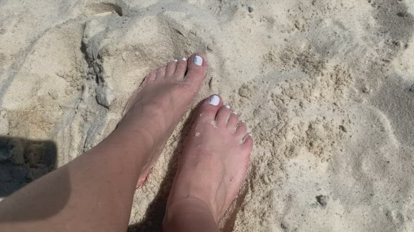Small sandy toes