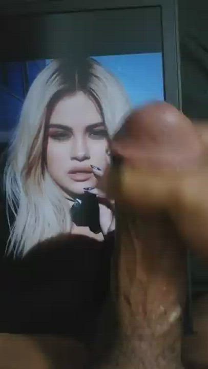 love jerking to blonde Selena. Upvote if you wanna see more