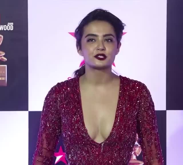 Surveen Chawala cleavage