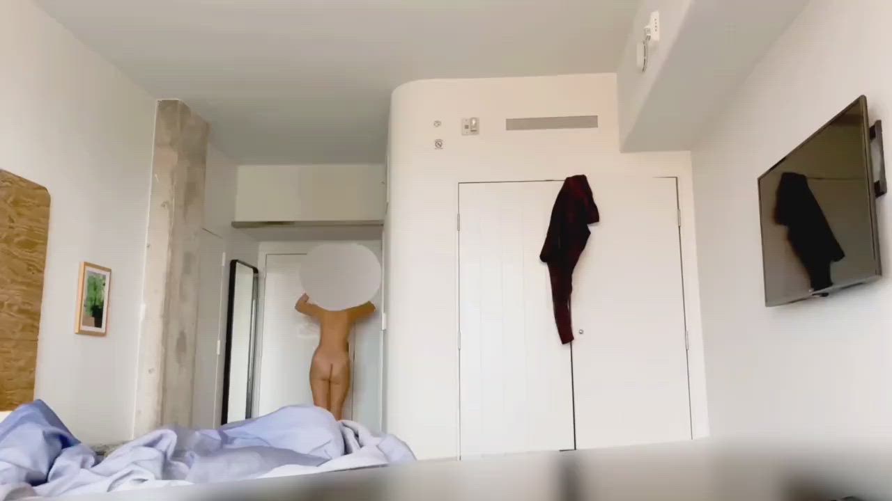 Naked girl makes sure to tip room-service