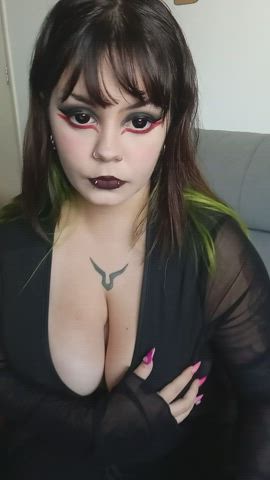 do you want a goth momy with huge tiddies?