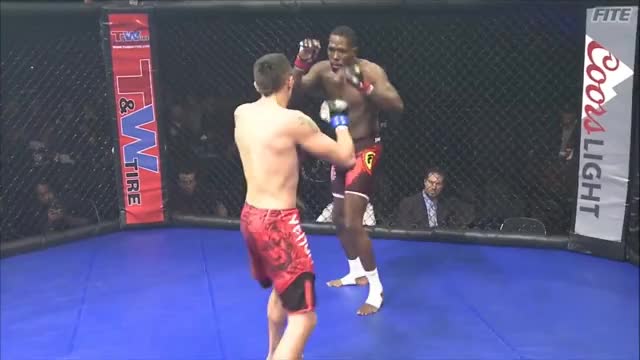 Warren Williams gets violently KO'd by Lewis Erives at XFN 346