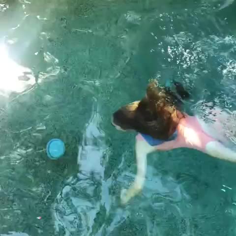 Jade Weber nadando