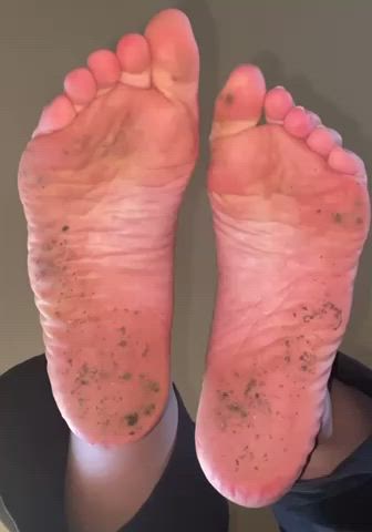 Dirty feet wrinkles