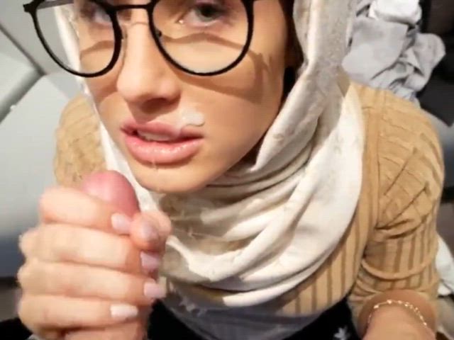 Obedient Hijabi Cutie in Glasses blows & swallows his Cum like a good girl 😋👍