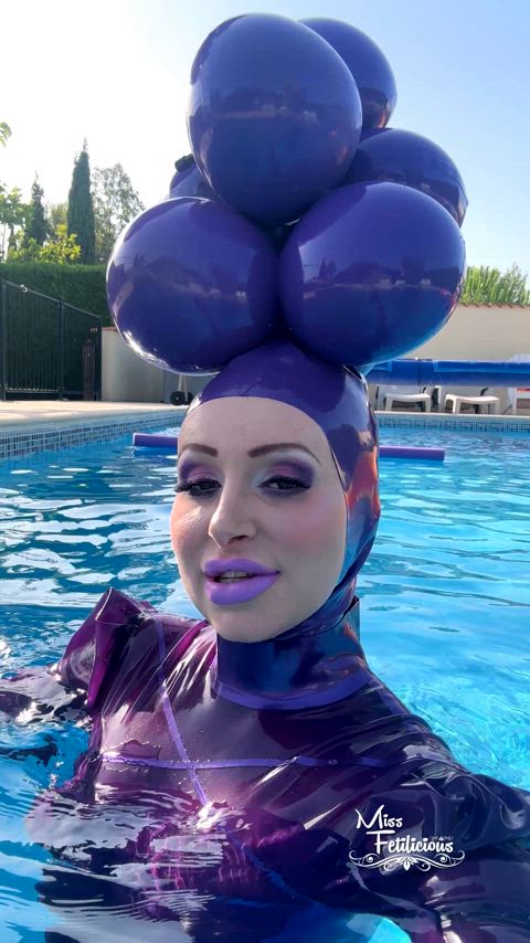 Pool day in latex 💜💦