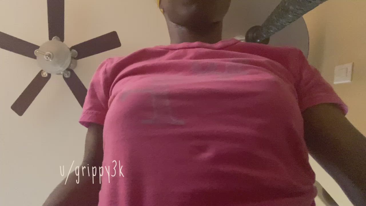I want someone to play with my tits I am super horny. I need to satisfy my desires.