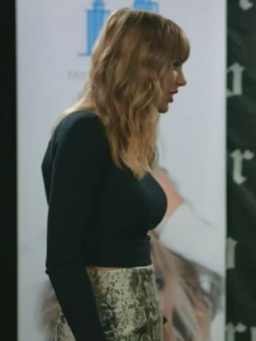 Taylor Swift has some big tits