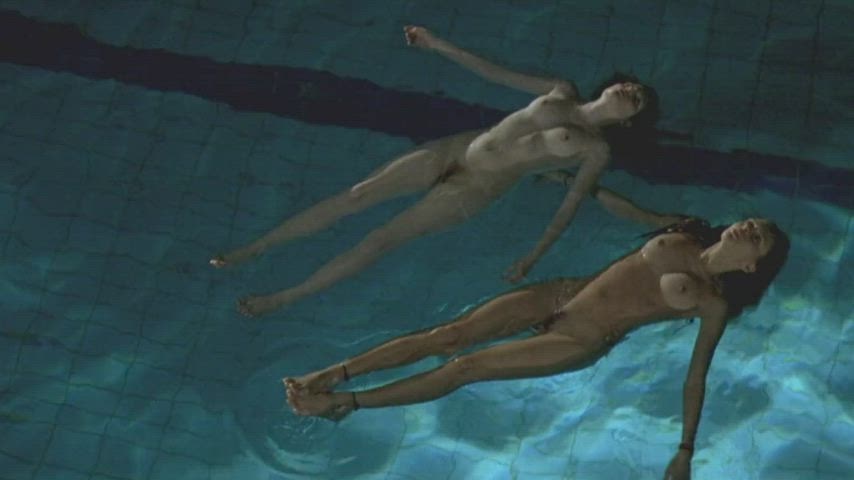 Diana Gómez &amp; Ariadna Cabrol naked swimming in Eloïse (2009)