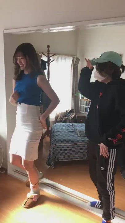 Akari Mitani dances ?
