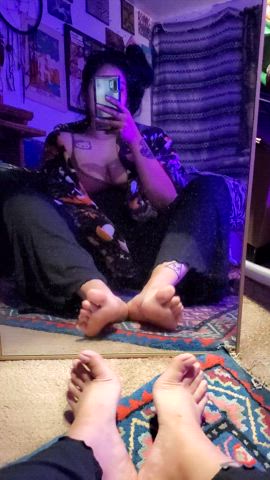 I was gonna go to bed but someone said you liked big feet 😋
