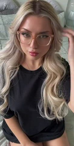 amateur big tits blonde cam cute glasses goddess long hair undressing