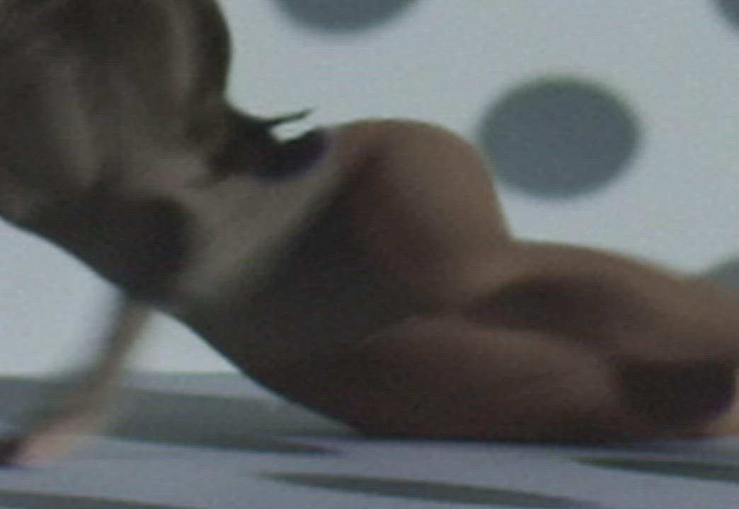 Ariana Grande’s sexy ass split zoom from 34+35