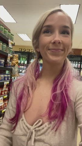 Doing some last minute Thanksgiving shopping… without panties on🤭 [GIF]