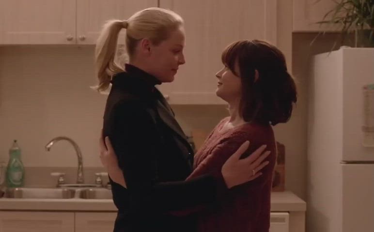 Katherine heigl and Alexis Bledel getting it on